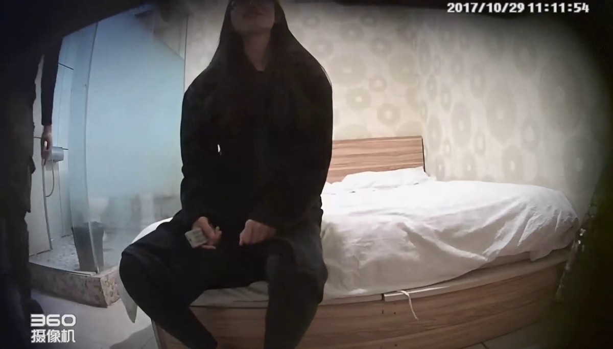 锅盖头小青年与外表清纯眼镜妹开房造爱斯文眼镜妹身材真好皮肤光滑白嫩被操完了还偷看男友洗澡对白清晰