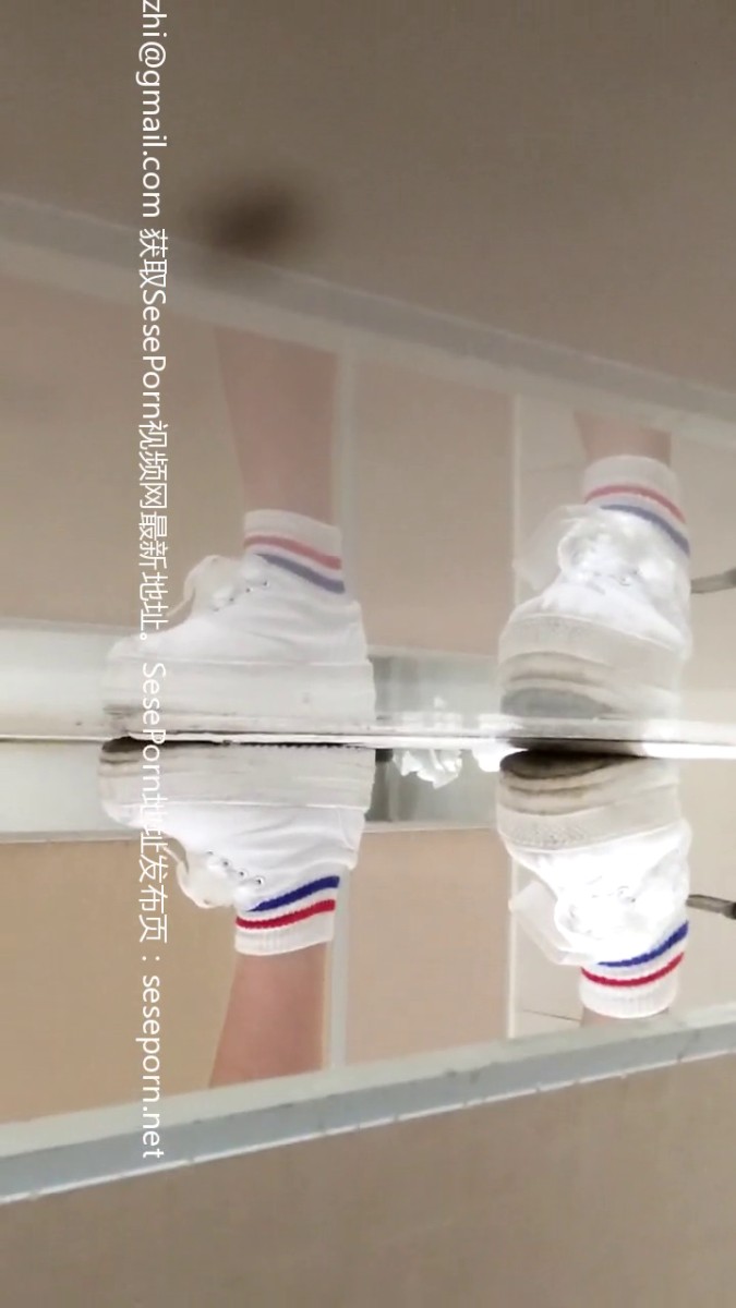 去体育馆打羽毛球看见个靓妹算准了她要去厕所嘘嘘提前进里面守株待兔不错下面粉嫩的