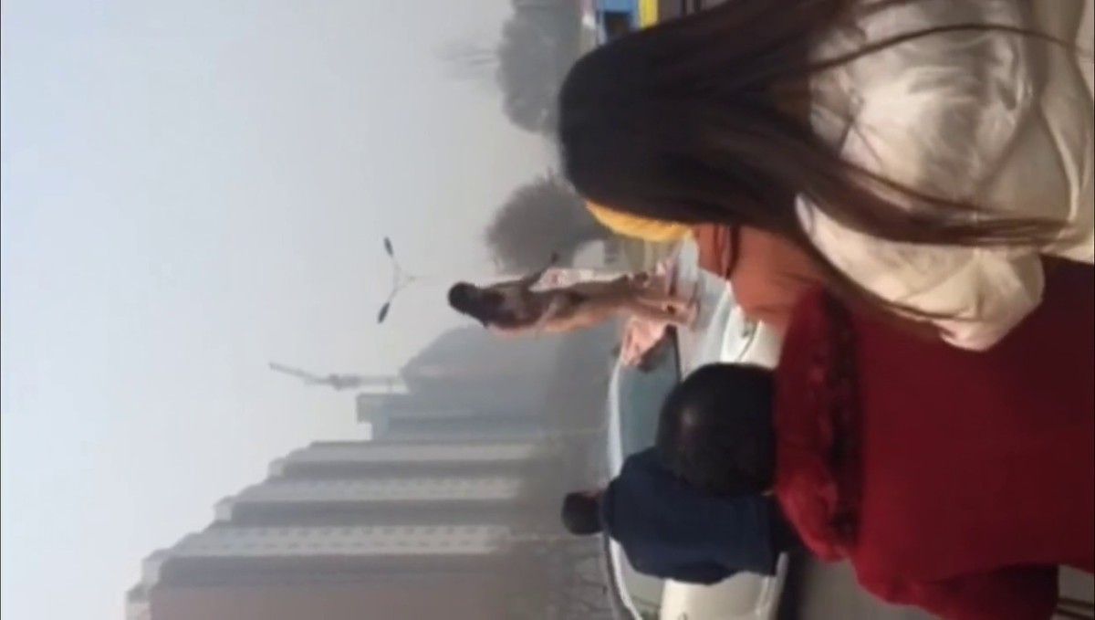 【网爆门事件】年青漂亮的妹子看样子是溜冰岔道了 站在车顶上全裸跳舞 吃瓜群众疯狂拍摄