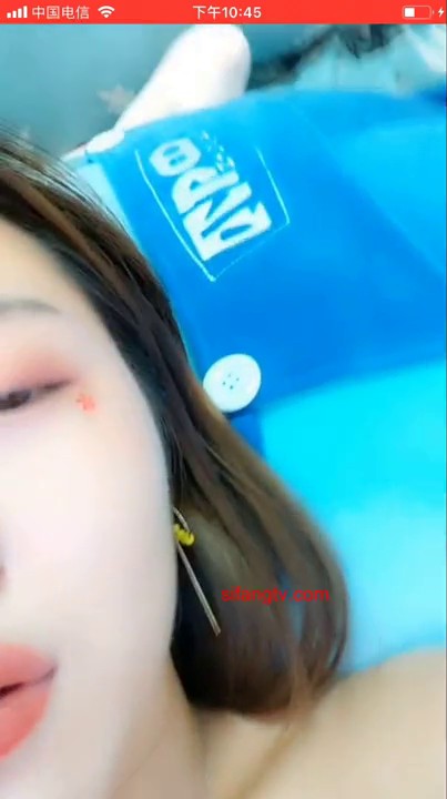 颜值不错的妹子携闺蜜出境 假鸡巴道具自慰喷水 流白浆推荐