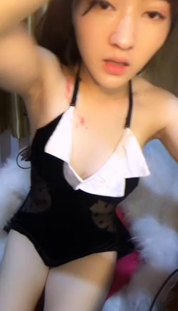 颜值不错妹子兔女郎情趣装 浴室洗澡自慰扣逼毛毛刮了挺粉嫩 很是诱惑喜欢不要错过