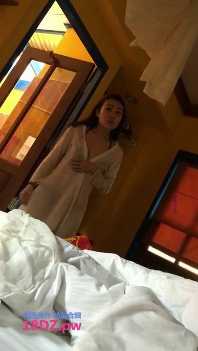 氣質美女與男友旅行時試穿性感泳衣視訊外洩