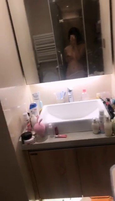 颜值不错短发萌妹子自慰秀 自摸奶子浴室尿尿马桶上道具抽插呻吟 很是诱惑喜欢不要错过