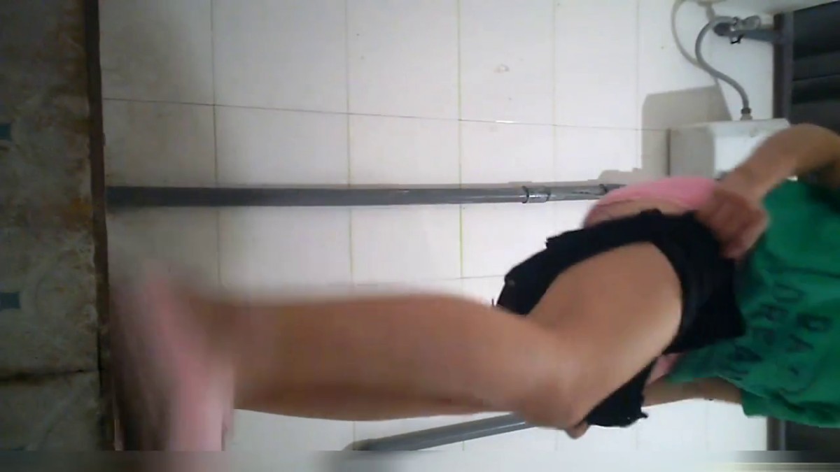 某旅游景点服务区女厕全景偷拍牛仔短裤美女的内裤很特别啊网型的