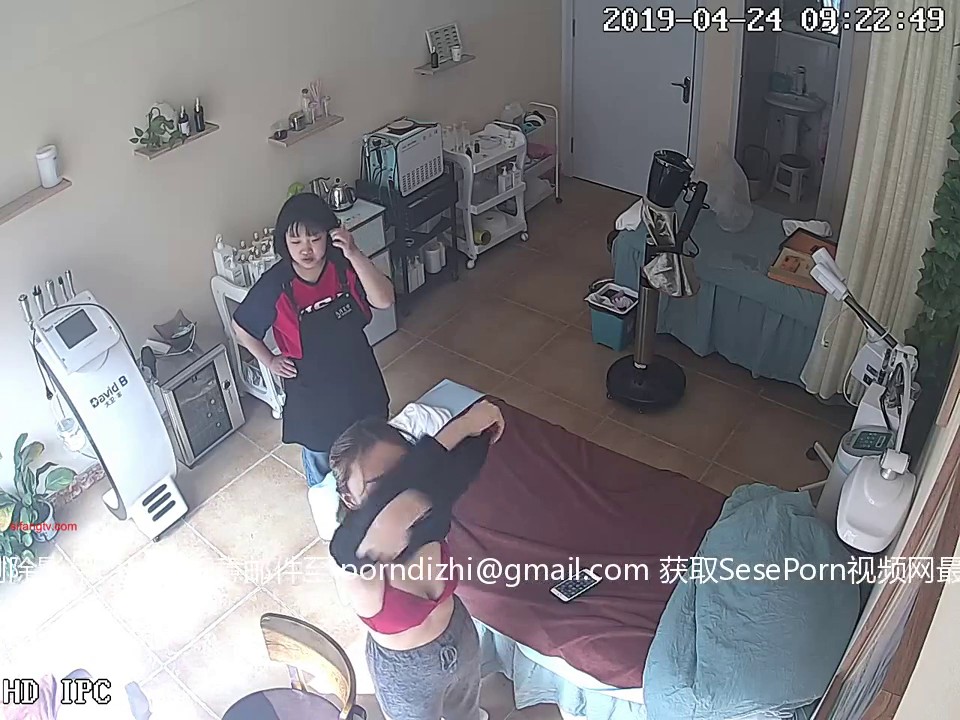 四五份最新骇客破解美容院网络摄像头天气开始热了年轻美眉来脱毛毛