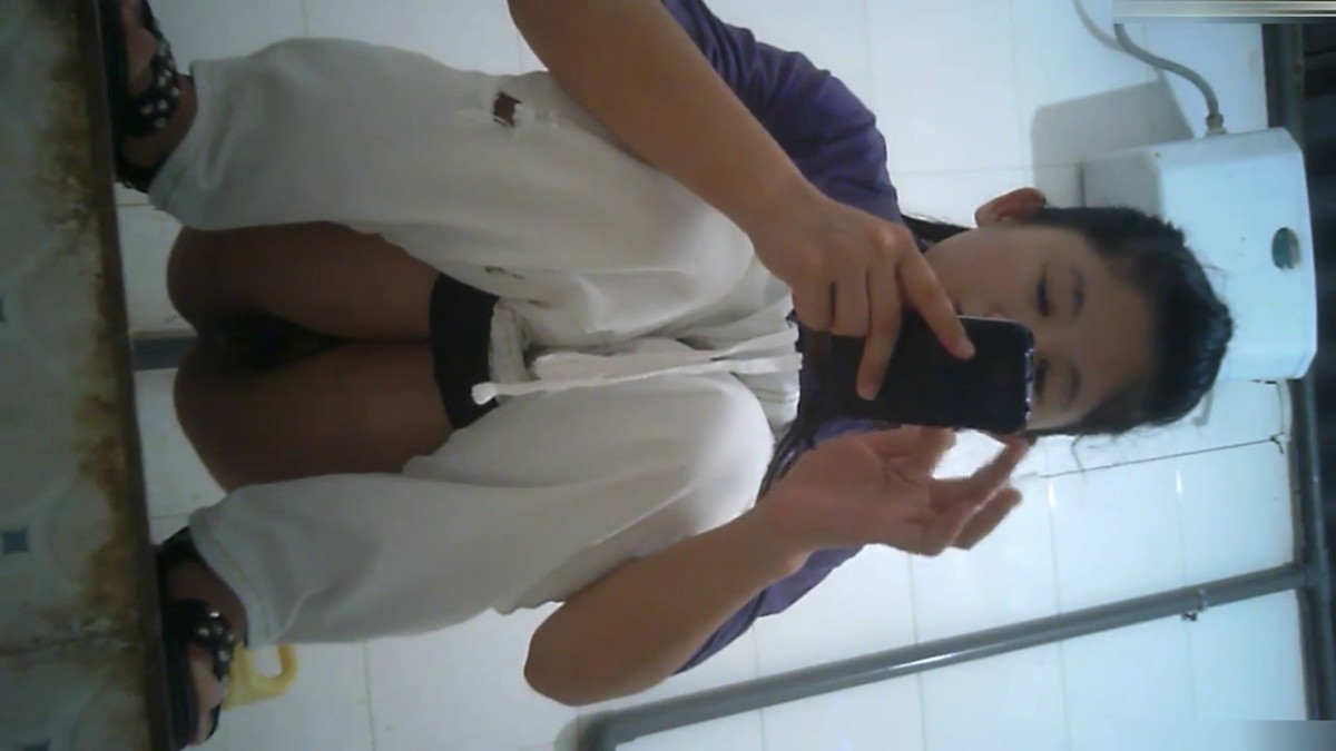 某旅游景点服务区女厕全景偷拍红内裤美女下面毛毛很性感