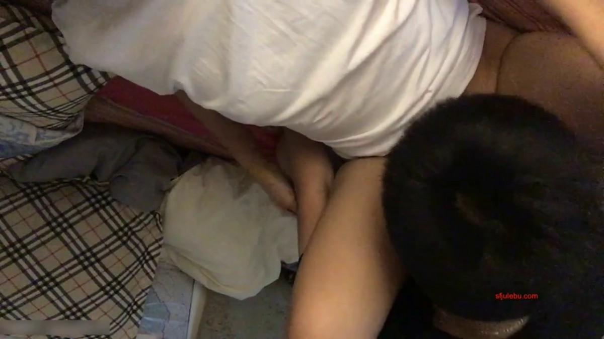 老公老婆相称的年轻女同妹子用嘴狂舔指套疯抠同性老婆高潮身体一抖一抖的嗷嗷淫叫老公我真受不了了对白有趣淫荡