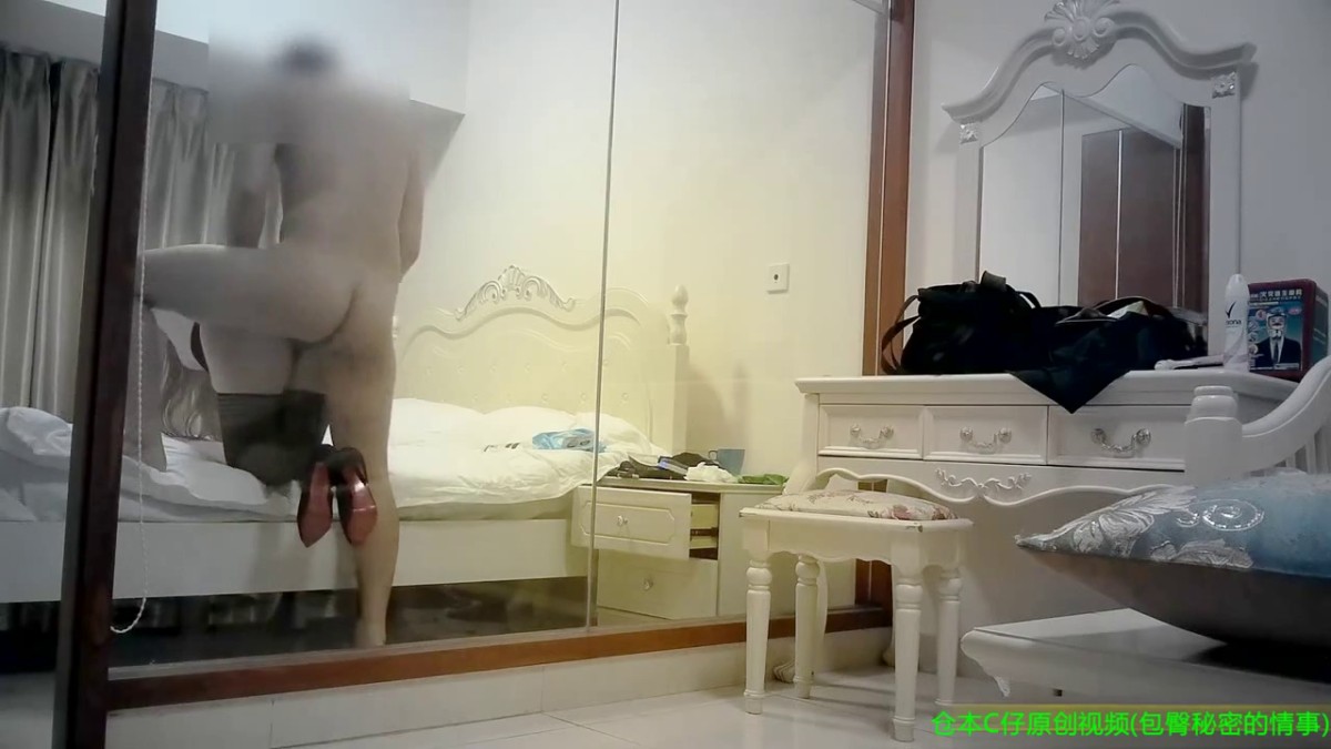 高颜值极品黑丝包臀裙性感援交美女酒店被土豪狠狠爆插,翘臀爆乳,风骚性感,操完一次又一次,淫叫不断!高清版!