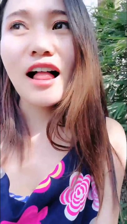 性感网红美女演绎不穿内裤公园休息被色狼发现调戏出水啪啪啪不时还有路人经过太他妈的刺激了对白淫荡