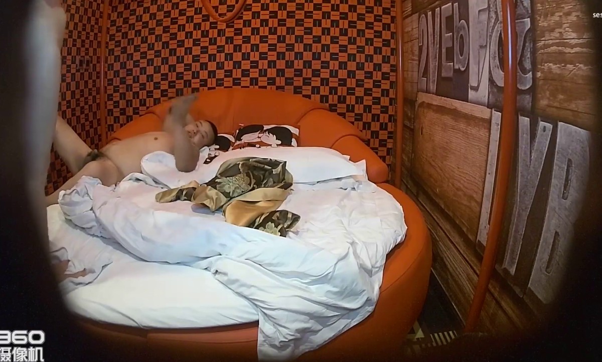 情趣酒店360监控TP很有夫妻相的情侣啪啪女的干完吃个甜筒