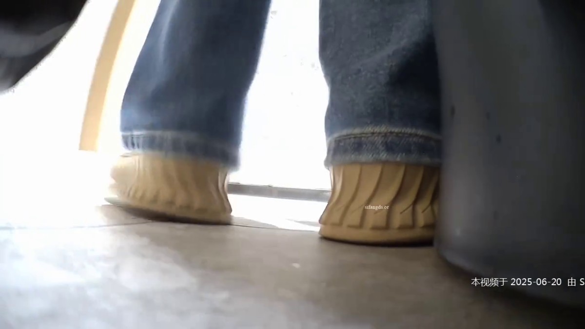 俩个富婆叫来年轻力壮很会操逼的鸭子，把富婆操的爽翻了，打算包养他-高清720P