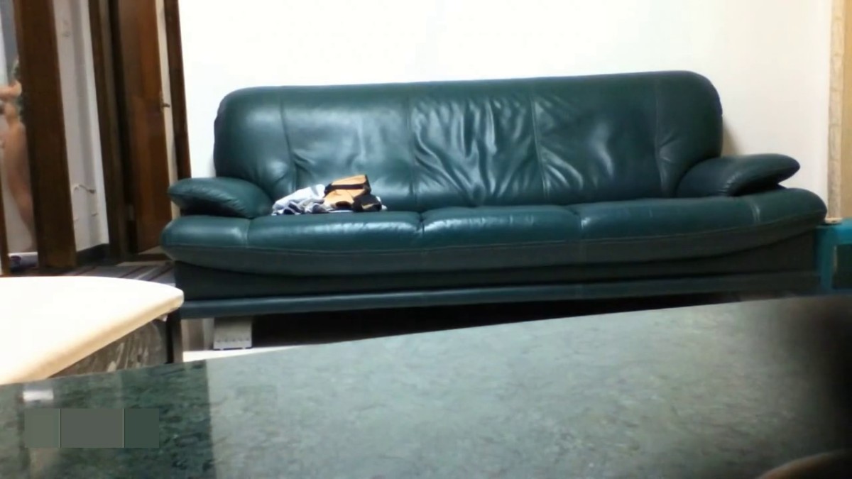 趁老婆不在家約援交妹客廳啪啪