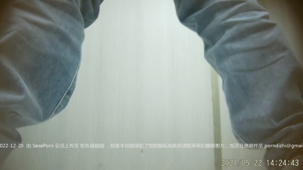 商场女厕全景偷拍 牛仔裤小姐姐好身材纤细腰嫩逼