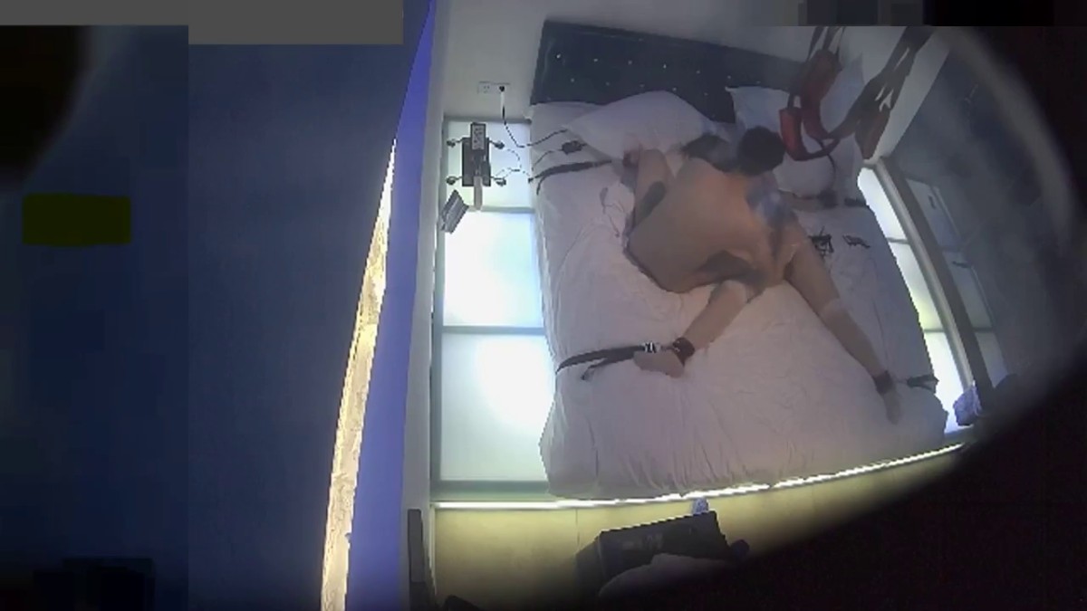 情趣酒店超会玩的激情小情侣轻SM造爱白丝美腿大波妹绑在床上69鞭打炮机各种玩穴最后吊起来猛干太刺激了