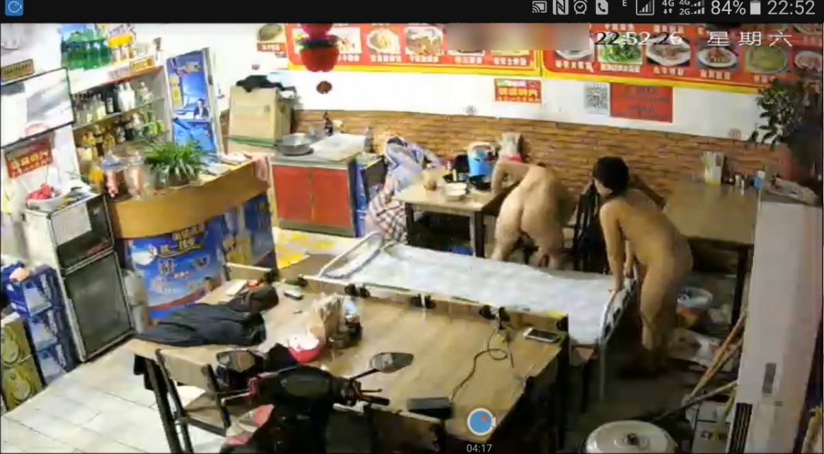 網絡攝像頭監控偷拍小飯店打佯後老板和媳婦在店裏操逼用力過猛把小床弄塌了在餐台上搞