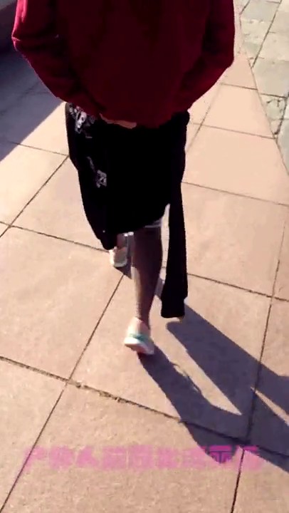 洛丽塔人前露出系列第七部 无下装小尾巴跟随路人再到公园内露出_(new)