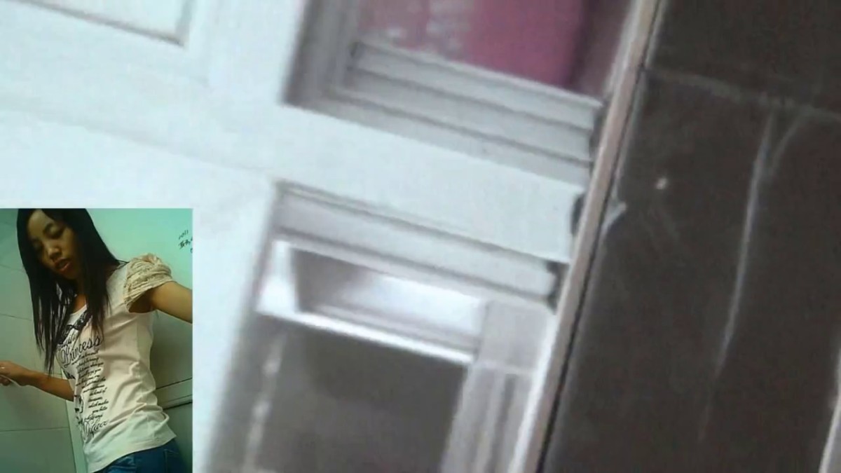 技术控大神勇闯校园女厕暗藏隔间多视角连续拍各种类型学妹方便还要拍全身一线天馒头B真诱人1080P原版