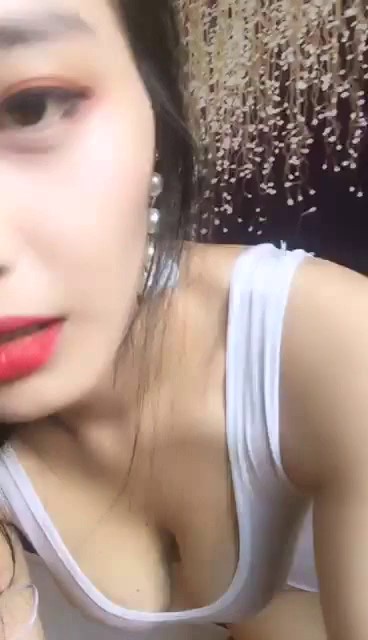 新鲜出炉最美人妻火辣宝妈全新录制，黑丝情趣露脸好身材，自慰骚逼呻吟表情非常骚，坐插黑粗吊自己挤奶给狼友吃