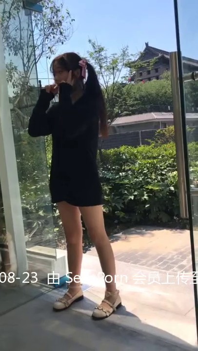 女主播为获关注,在人来人往的大街露脸直播真空上阵,露乳房露阴