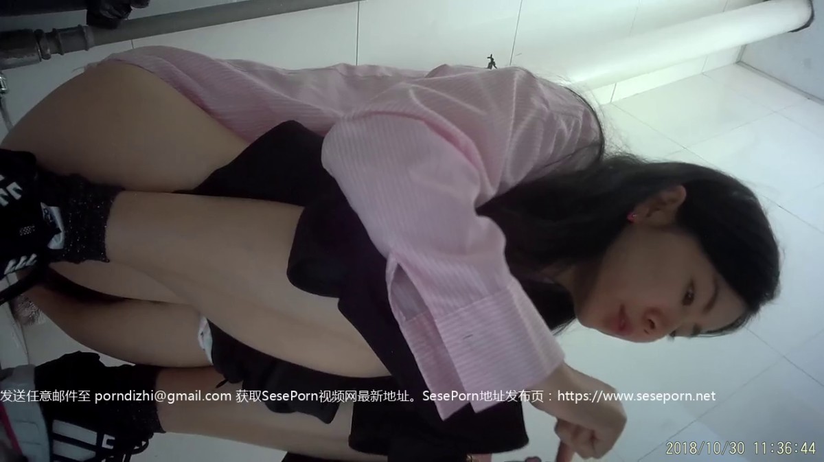 太平洋商贸大厦16楼的小骚娘们 叉开双腿暴露隐私部位让我拍2