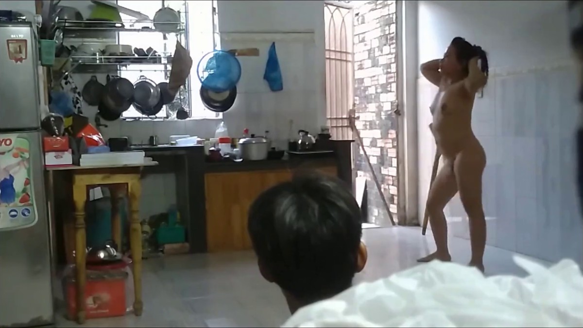 家庭网络摄像头偷拍舞痴村妇在厨房不好好做饭对着丈夫炫耀舞技哈哈这广场舞聚会天天没白去