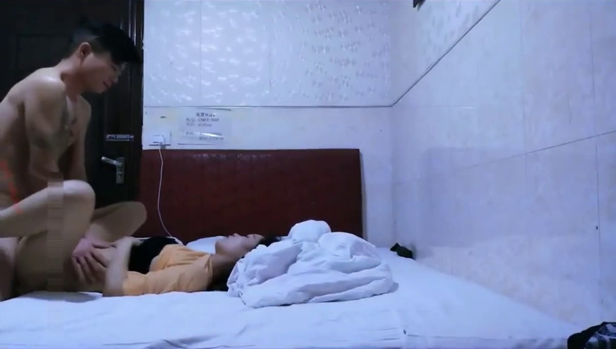 洗浴会所美女技师做足底按摩时被她忽悠500元又操了她刚下海做兼职的牛仔短裤漂亮表妹,干痛了搞完就走了!