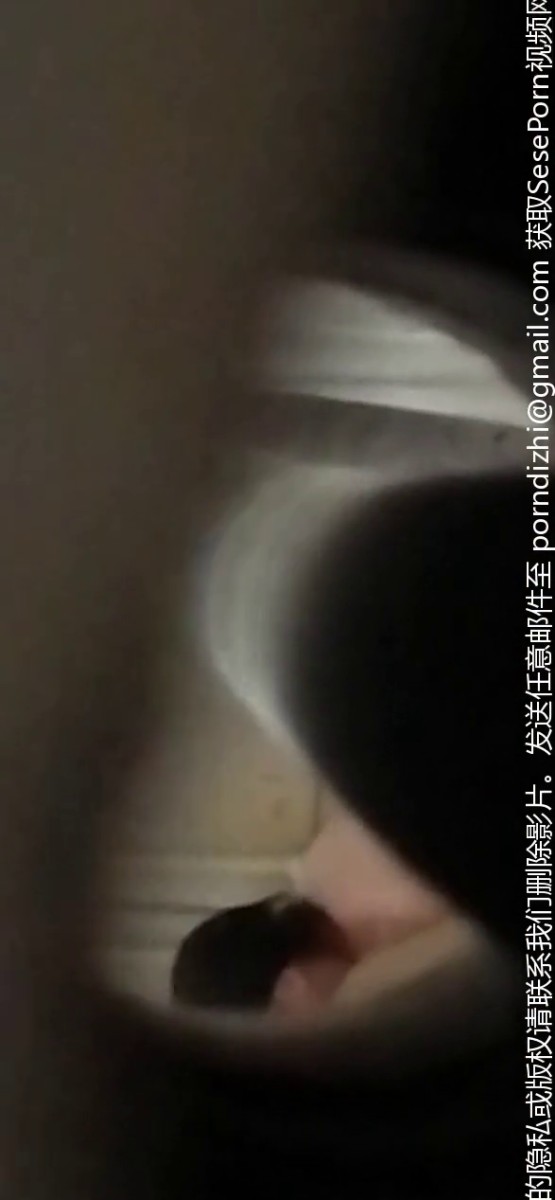 学校男女浴室水管连接处可以看到对面女浴室女同学洗澡