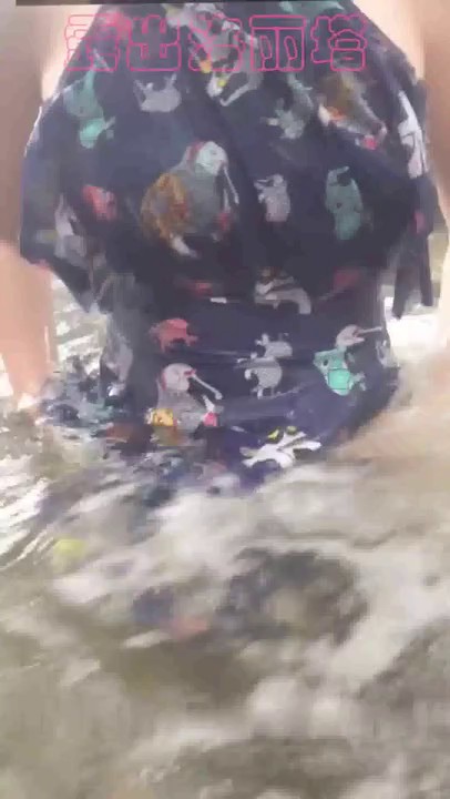 洛丽塔人前露出系列第十部 温泉度假村随心所欲各种大胆露出