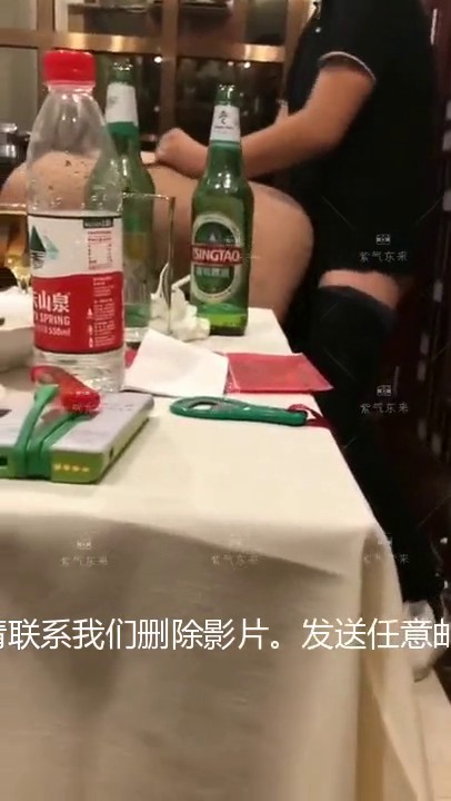 【网曝门事件】潍坊包间事件 19岁潍坊女包间擦枪走火 翘美臀后入直接操 3男1女思维猪脚尽心尽力 高清720P版