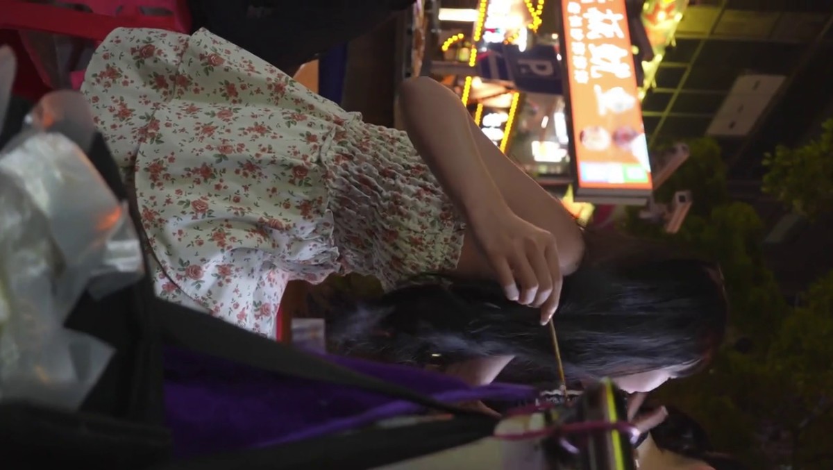 大神偷拍美女 双胞胎姐妹逛街妹妹镜头前扭屁股露性感蕾丝骚