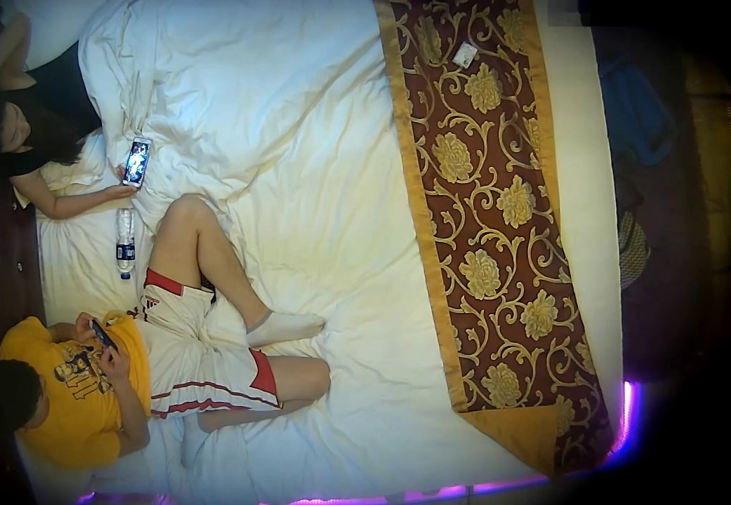 精品酒店上帝视角偷拍年轻小美眉和男友开房啪啪前先穿上球衣摆拍一番