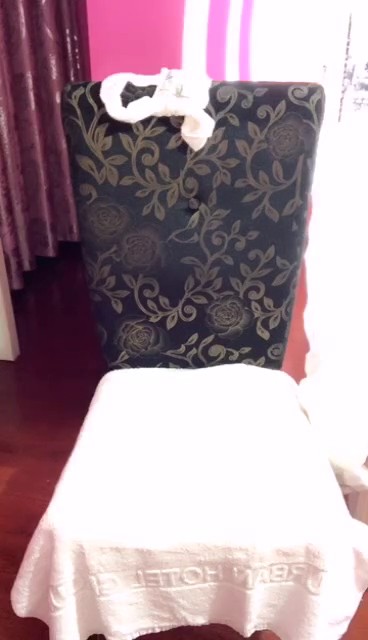 制服黑丝露脸骚学妹的诱惑，自己舔手指舔道具看着真骚，脱光了自己摸着奶子道具抽插骚逼浪叫呻吟，真想草她