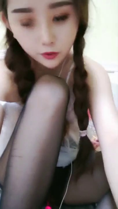 扎着两个麻花辫长相清纯妹子自慰 性感开裆黑丝跳蛋塞逼逼道具JJ摩擦非常诱人 很是诱惑喜欢不要错过