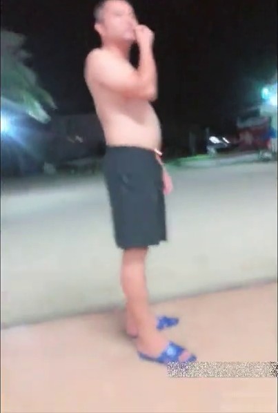 高颜值网红奶茶妹辞去工作后和几个男性朋友一起吃完饭到酒店3P,还说不能同时被3个人一起干,胸大性感.国语!