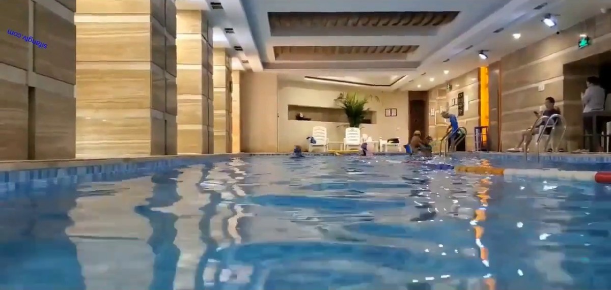 极品175九头身大长腿美女人妻，成都街头、公园露出露出，啪啪口交，跟她在成都的街头走一走