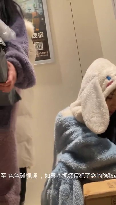 大神尾随偷拍美女裙底风光 一箭双雕睡衣姐妹一个还没穿内裤萝莉塔长裙靓妹