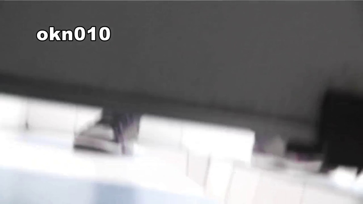 技术控大神暗藏国内某商城女卫隔间全方位TP来方便的美眉们妹子粘粘的分泌物扯了好长气质美女嘘嘘尿了一屁股