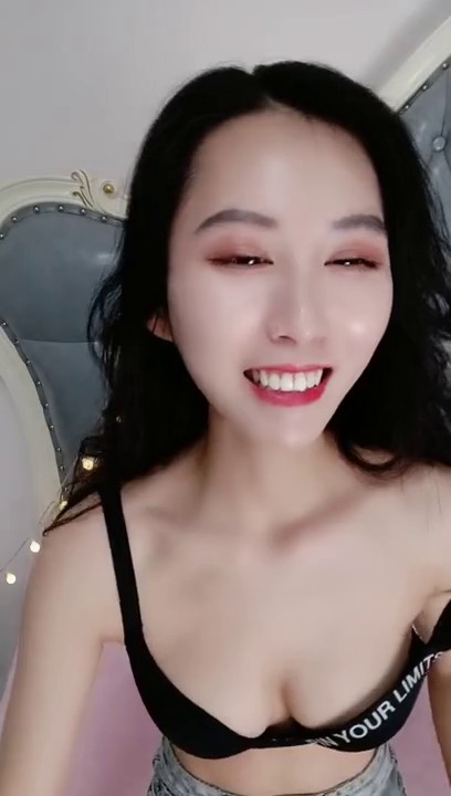 我要把这边阴毛拔秃，啊啊好疼，170、体重八十来斤，耐看型的少妇，大秀甩奶，看逼逼