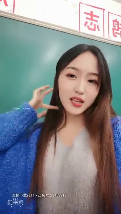 身高超过170CM的长腿校花 在教室里