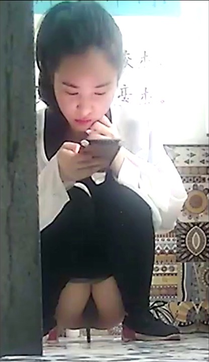 九月新流出酒店私享台还是那两个大叔嫖妓找了两个小姐留下个漂亮的玩二王一后