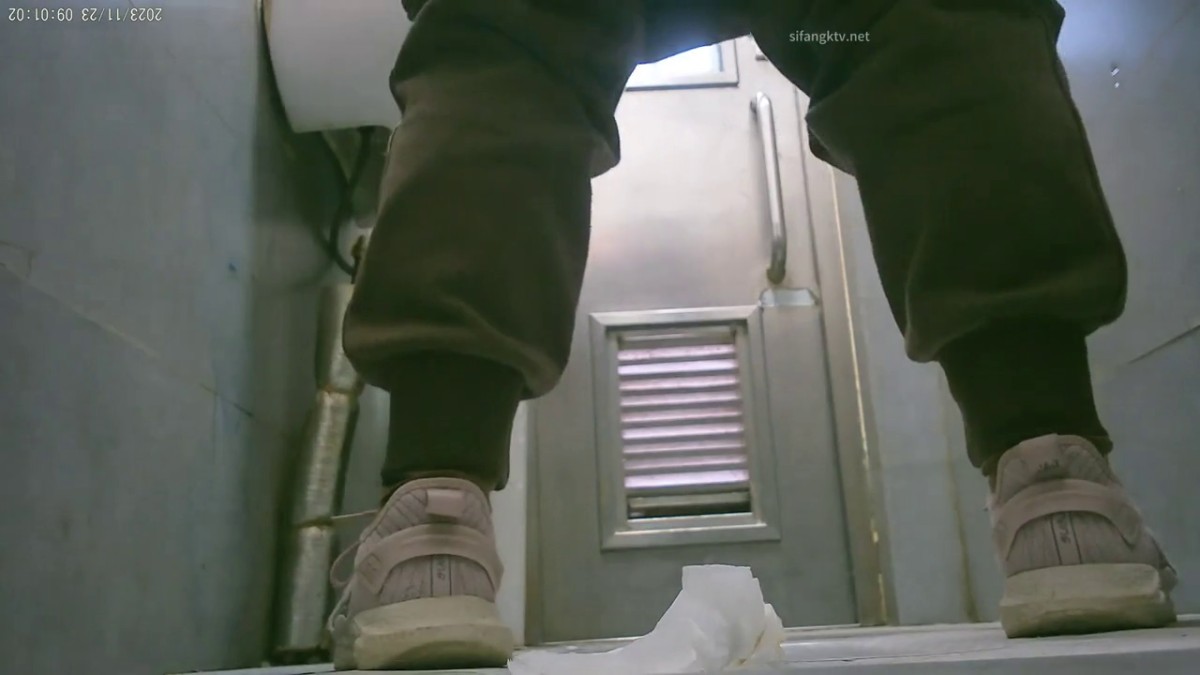 外站流出坐厕偷拍看打扮这应该是白领居多短发气质美女应该尿内裤了扯了好多纸擦逼