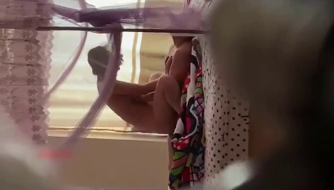 大胆邻居听到隔壁出租房有呻吟声洞中TP小情侣激情打炮场面妹子身材好非常主动叫的很骚还说给我快给我看硬了