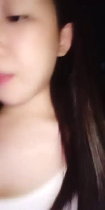 看着很纯的良家少妇来夜店勾搭帅哥激情，厕所内吃鸡巴，深喉舔弄把小哥伺候的很舒服，漏奶漏逼精彩不要错过