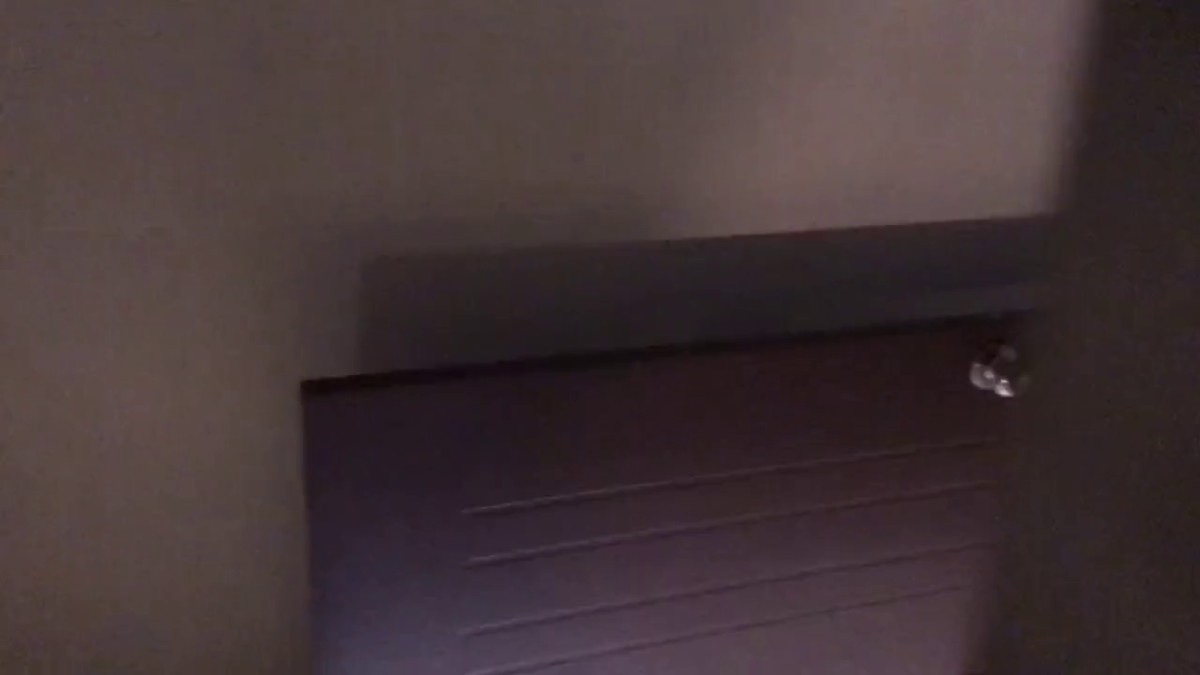 超刺激公司抄底厕拍露脸少妇，高跟鞋哒哒地砸在心上