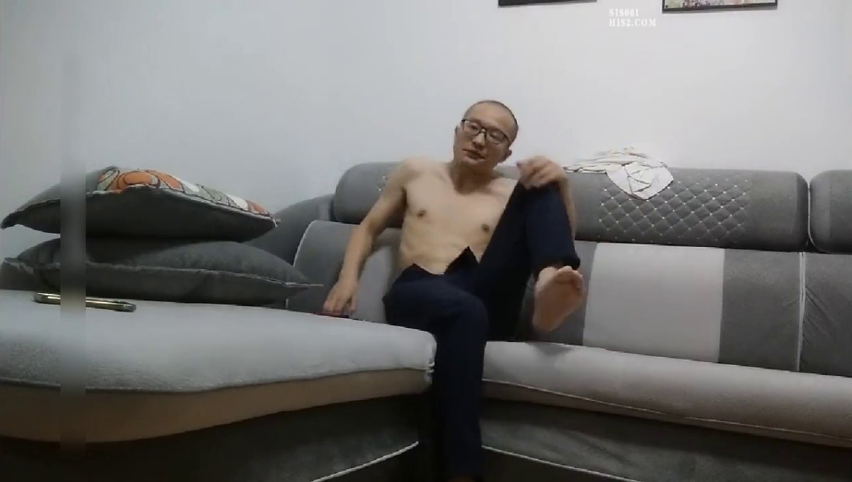 这个少妇韵味尤物啊身材丰满火辣前凸后翘，乳房又大又软，趴在身上紧贴吸允肉棒抽插操穴啪啪连续不停