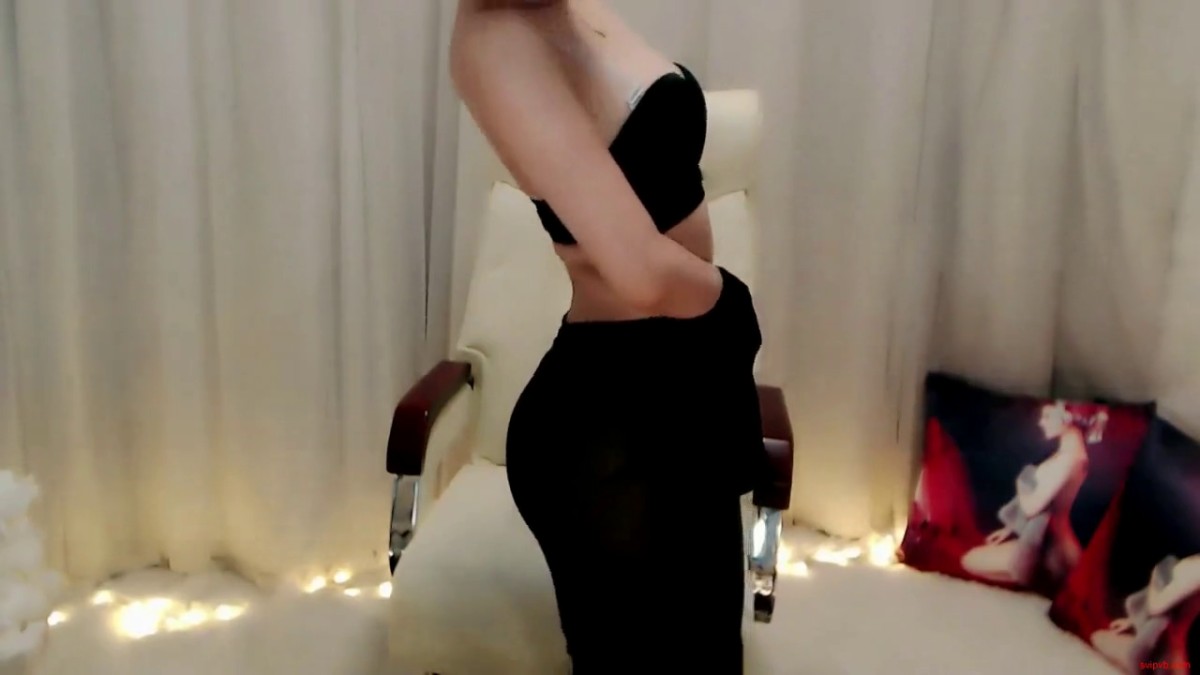 最新价值上千的熊猫主播女神艾玛寒亚私人定制VIP视频新版 极致黑丝诱惑 魔鬼身材 舞骚弄姿欠操 高清720P版