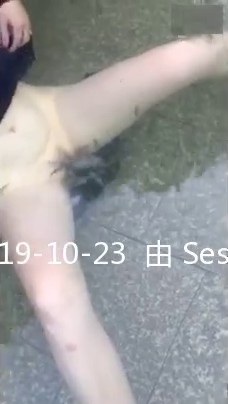 大开眼界！妹子在鱼疗也太会玩了，屄有骚味，鱼群专门咬屄，妹子呻吟不断一直有鱼在往逼里钻