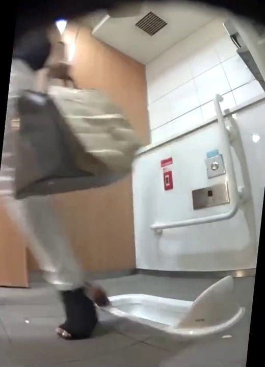 外站流出高校蹲厕偷拍尿很急的红裙黑丝美眉下面毛真多