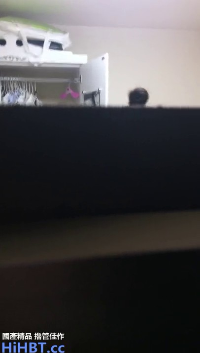 獨家視訊：猥瑣牛人趴窗窺視顏值不錯的C奶獨居小少婦浴後風扇吹穴全裸講電話(完整版)