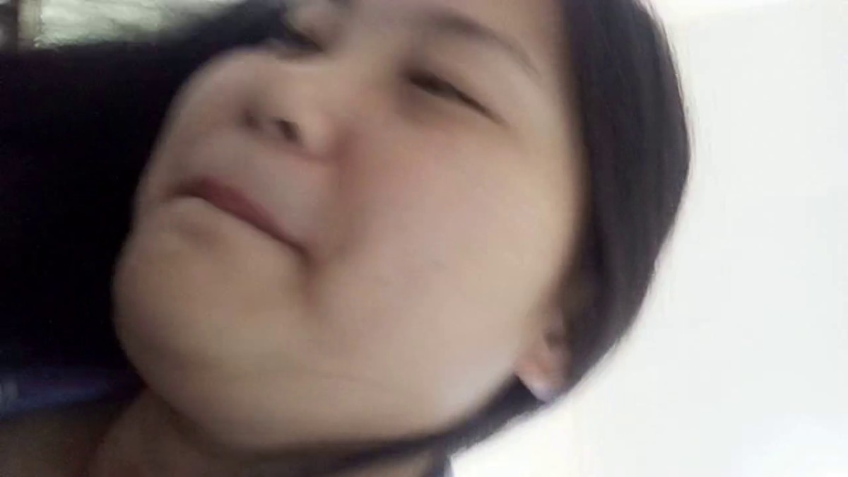 巨乳高中女生与男友性爱私密 饥渴疯狂教室里跪舔男友J8 喜欢吃男友的肉棒津津有味 对白刺激 高清720P完整版 (2)